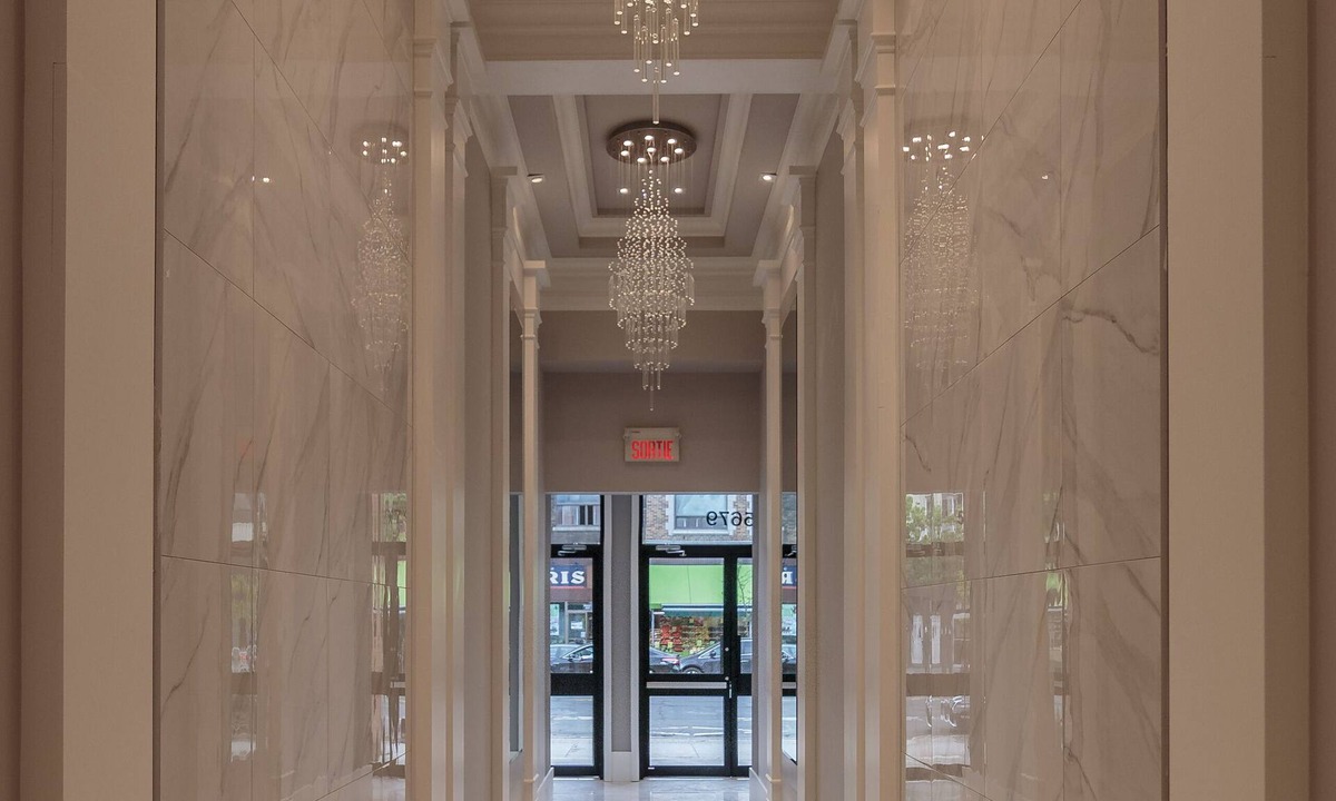 Mile End Condo | Stylish 3-Bedroom Penthouse with Hot Tub