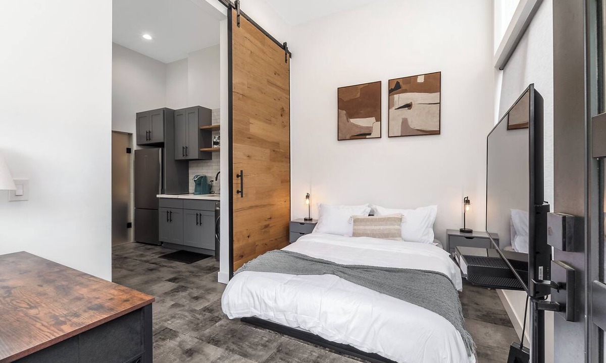 North Admiral Condo | Stylish Condo-Close to Alki Beach!