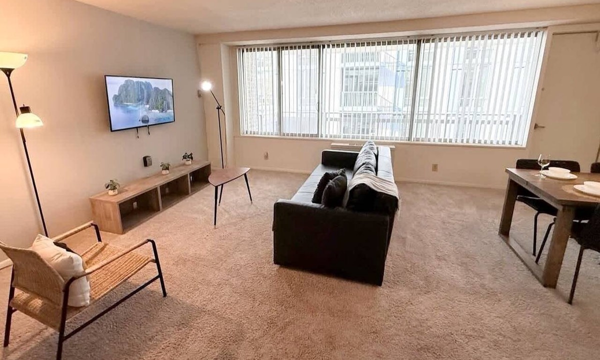 Crystal City Apartment | Stylish Crystal City Apt | Enjoy Gym Amenities