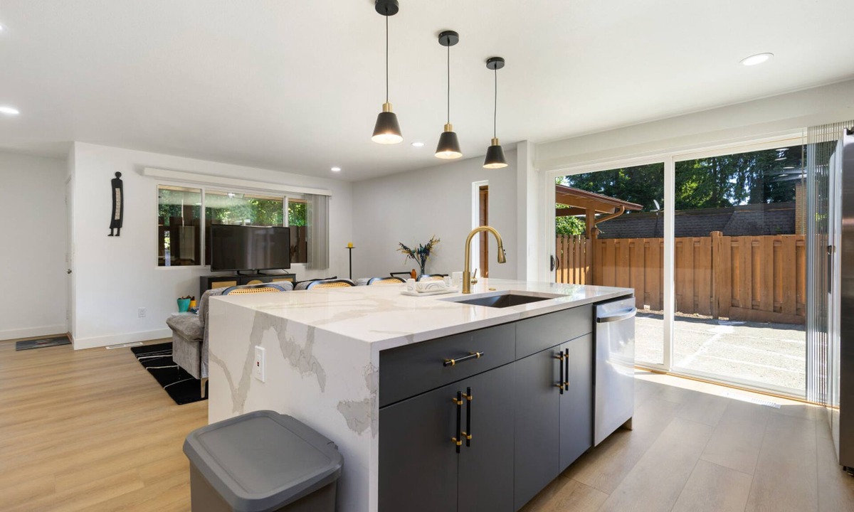 Somerset House | Stylish Eastside 3BR Family Home Prime Location