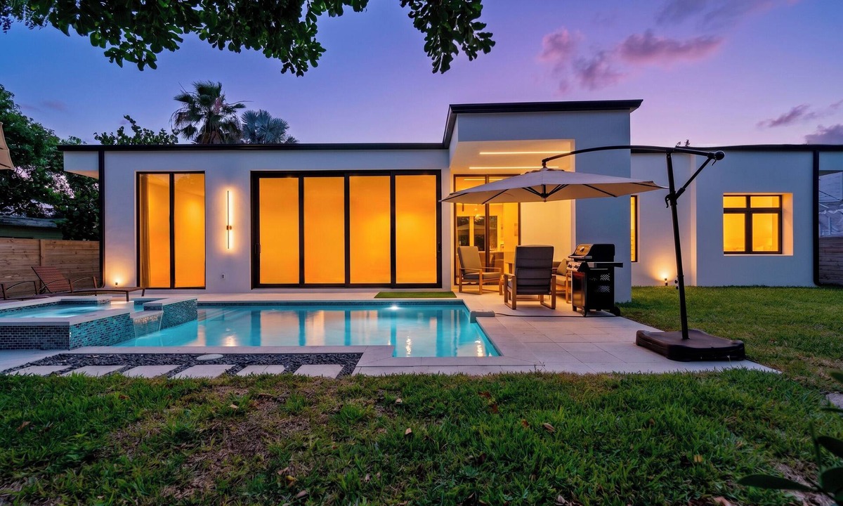 Southgate House | Stylish Pool Home 4BR Near Siesta Key "Palm Noir"