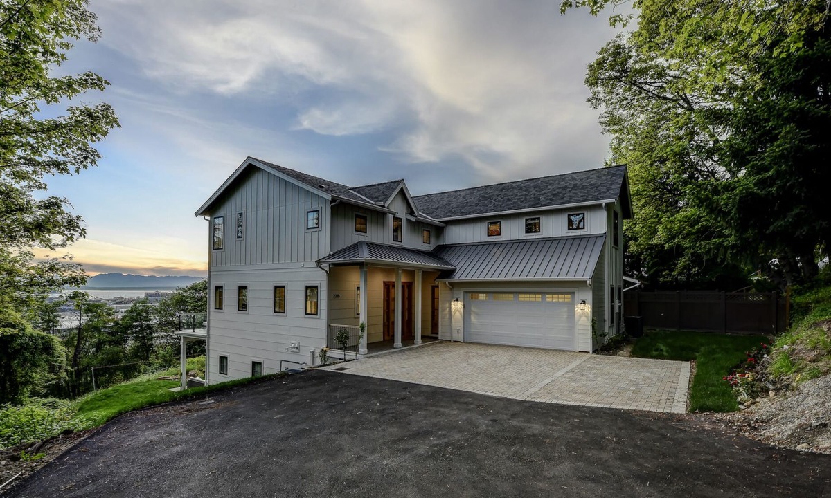 North Beacon Hill House | Stylish Seattle Farmhouse + Bonus suite and breathtaking views