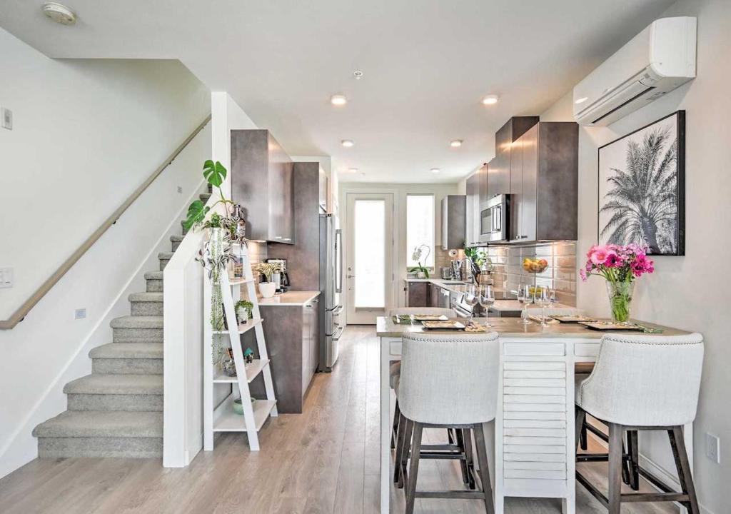Whittier Heights Apartment | Stylish Townhome in Ballard