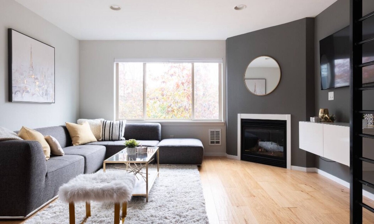 Judkins Park House | Stylish Urban Loft w/Floating Stairs and Fireplace