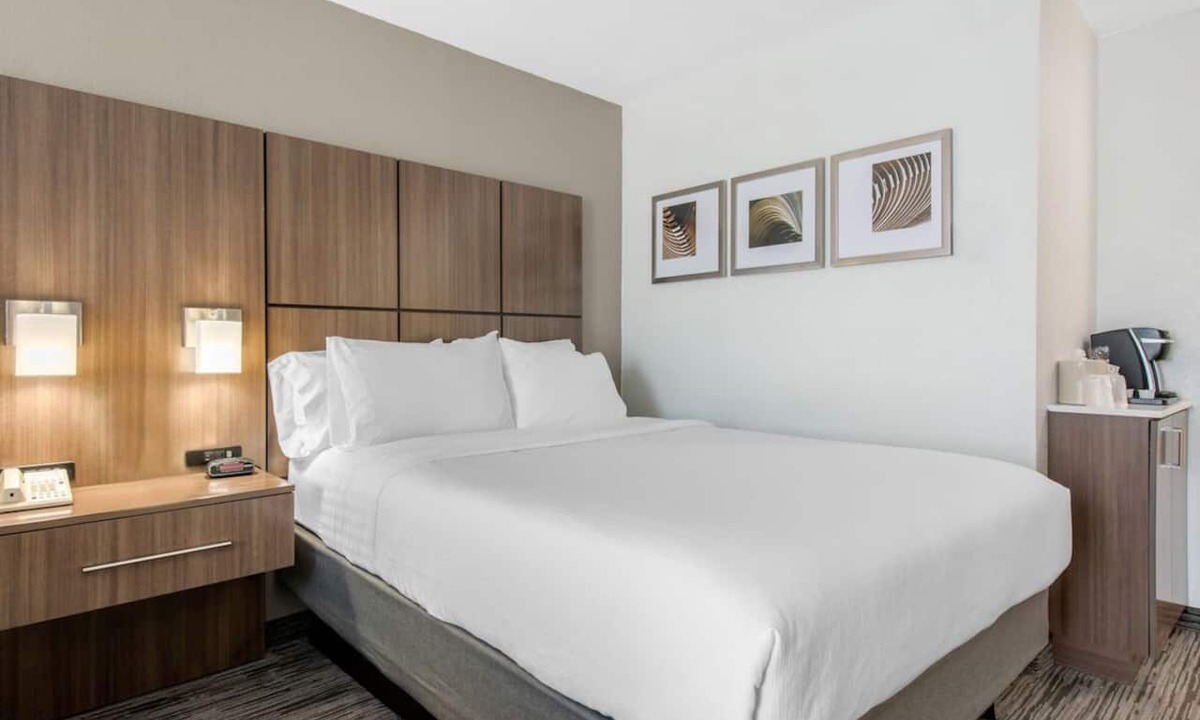 Tropic Hotel | Stylish Viera Stay | Outdoor Pool | Free Parking | Pets Welcome