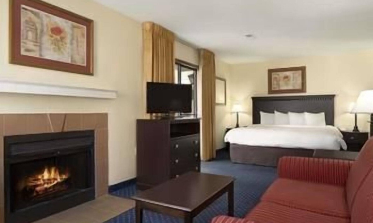 Fort Wayne Hotel | Suburban Studios
