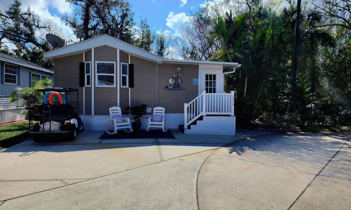 Braden River Cottage | Sun Outdoors: Clean, Private, Cozy & Loaded with Perks! Golf Cart Included