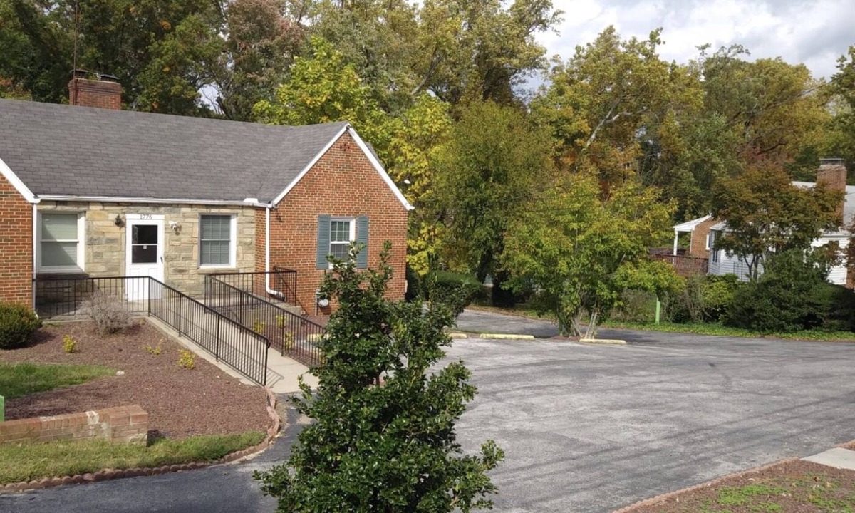 Hillandale House | Sunlight floor apartment with parking near Washington DC