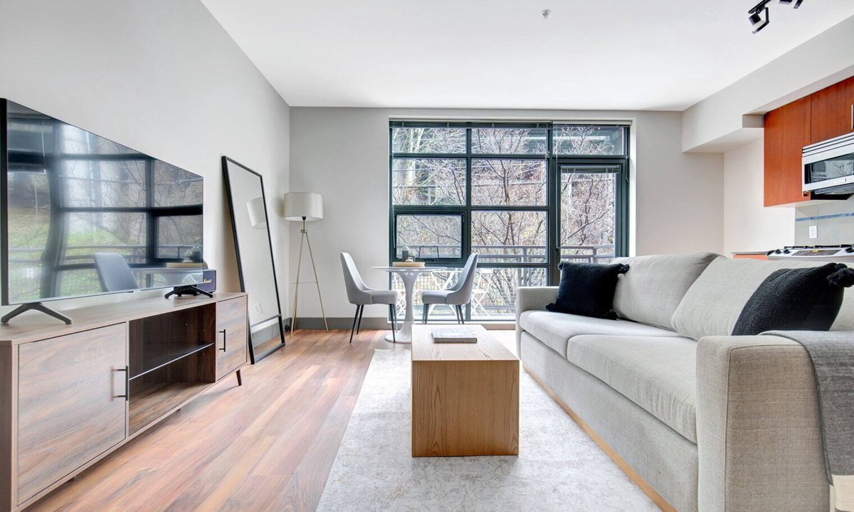 Cascade Apartment | Sunny East Lake Studio w/Pool & Gym, walk to Space Needle, by Blueground