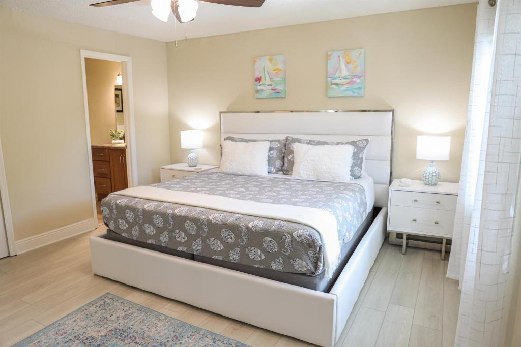 Anona Apartment | Sunnyside Palms - 2BR, Poolside, 5 min to Beach