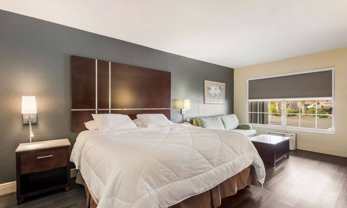 Indian Beach Sapphire Shores Hotel | SureStay Hotel by Best Western Sarasota Lido Beach