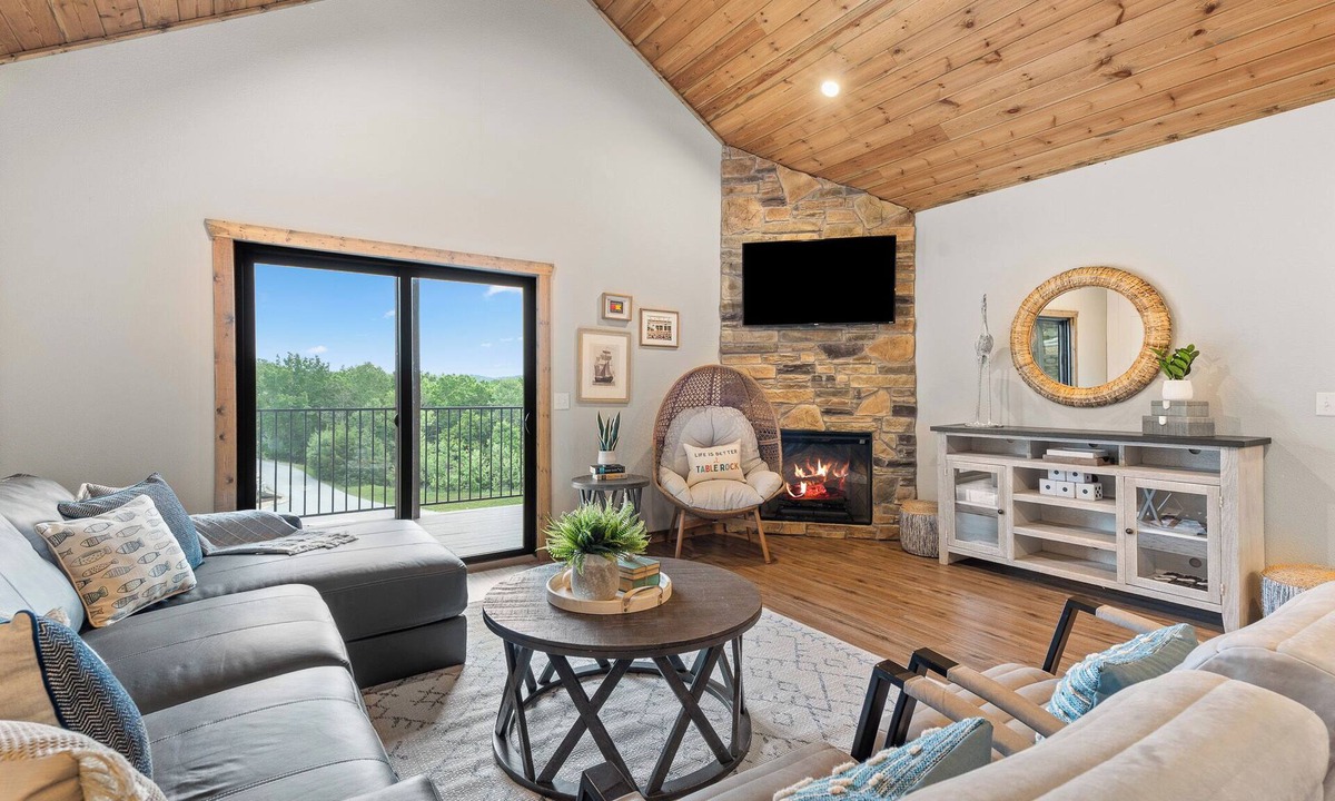 Indian Point House | Table Rock Lake 6 BR Lodge + Boat Slip + Hot Tub