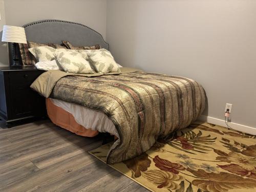 Mountlake Terrace House | Tahoe Room Full bed for two 13 miles to Seattle Space Needle