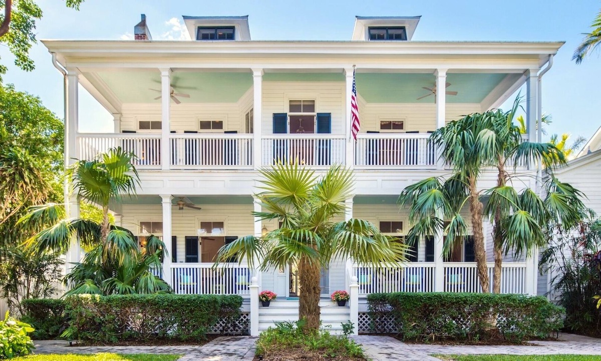 Bahama Village House | *THE ADMIRAL'S ESTATE* Grand Home & Pool + LAST KEY SERVICES.