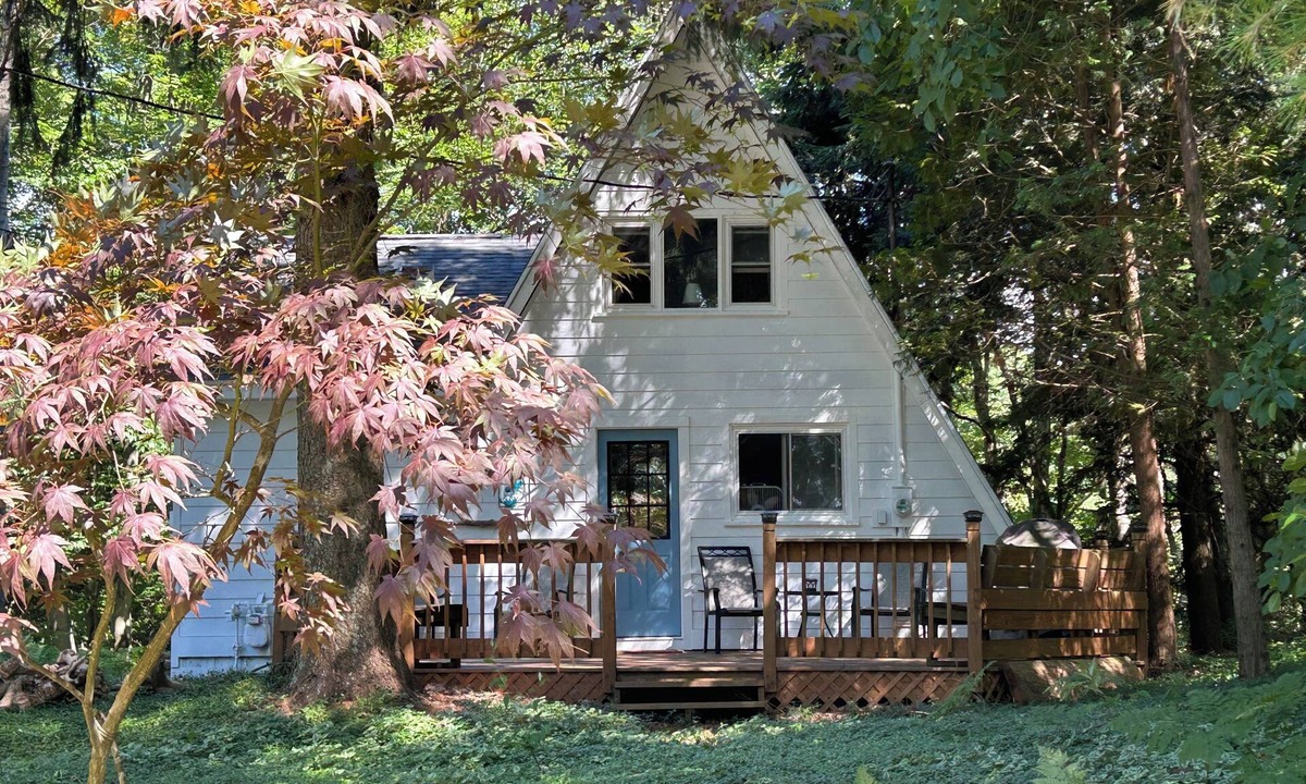 Manistee Cottage | The ‘A’mazing Escape! Beaches, hiking trails, & great fall color tour location!