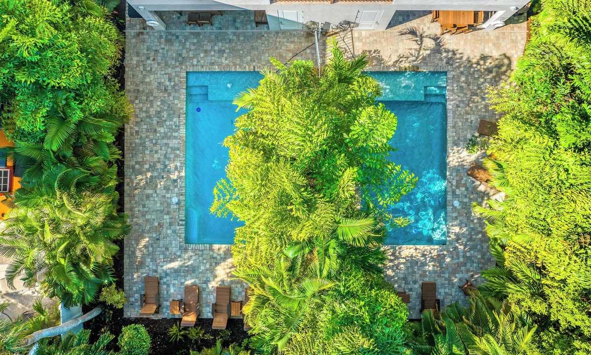 Siesta Key Village House | The Big Kahuna | SK Village, Pet Friendly, 2 Heated Pools, Elevator, Ping Pong Tables Steps to Beach