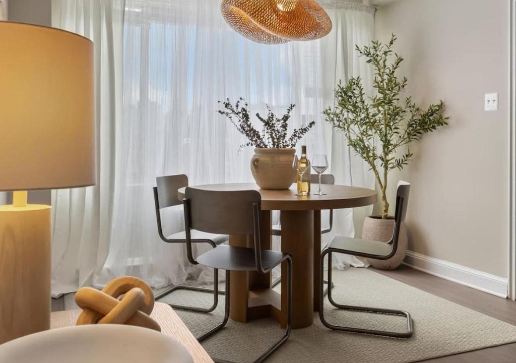 Radnor - Fort Myer Heights Apartment | The Chelsea - King 1BR in Rosslyn with Queen Sleeper, Free Parking & Metro Access