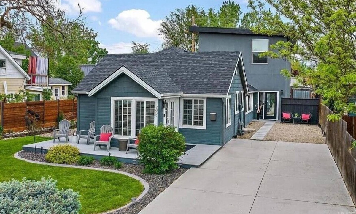 Veterans Park House | The Cottage & Villa combined to make a 5 bedroom, 3.5 bath stay that sleeps 12 . Great for weddings and local events, parents weekends, photo shoots, and family gatherings