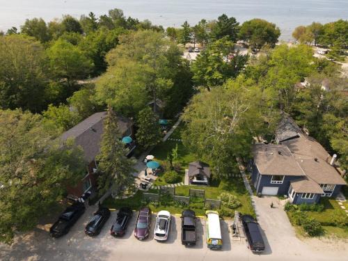 Wasaga Beach House | The Cozy Shore Cottage - Large