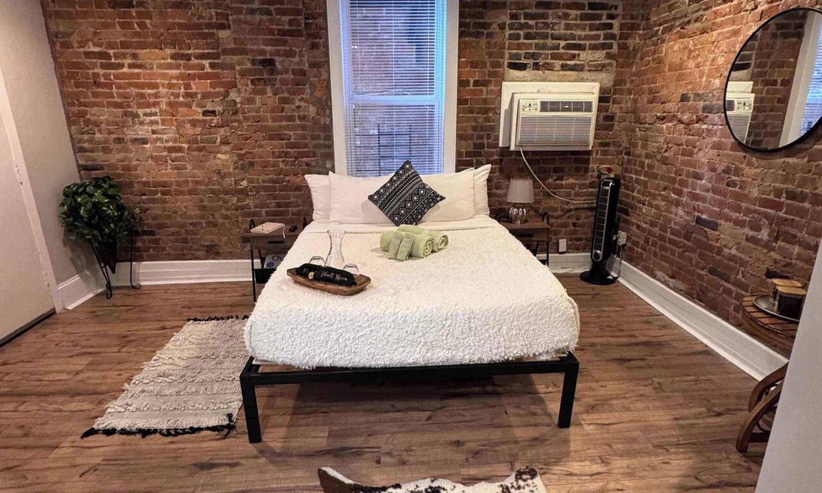 Short North Apartment | The District by Jungle House | Downtown & Short North | Walk to High Street | Near Convention Center, OSU & Nationwide Arena | Private Parking | 5,800+ Reviews