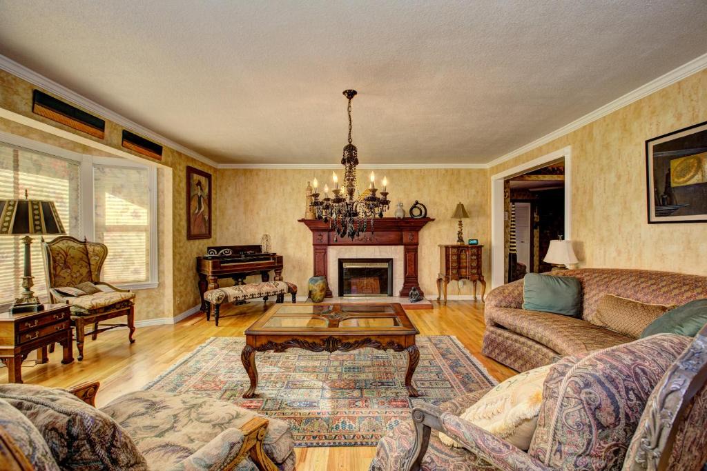 North End House | The Doll House an eclectic style of art and old fashioned doll and antique collections in a doll house designed home in Boise's desirable North End across from a nice park with tennis and basement and walking trails near shopping, hiking, biking, skiing