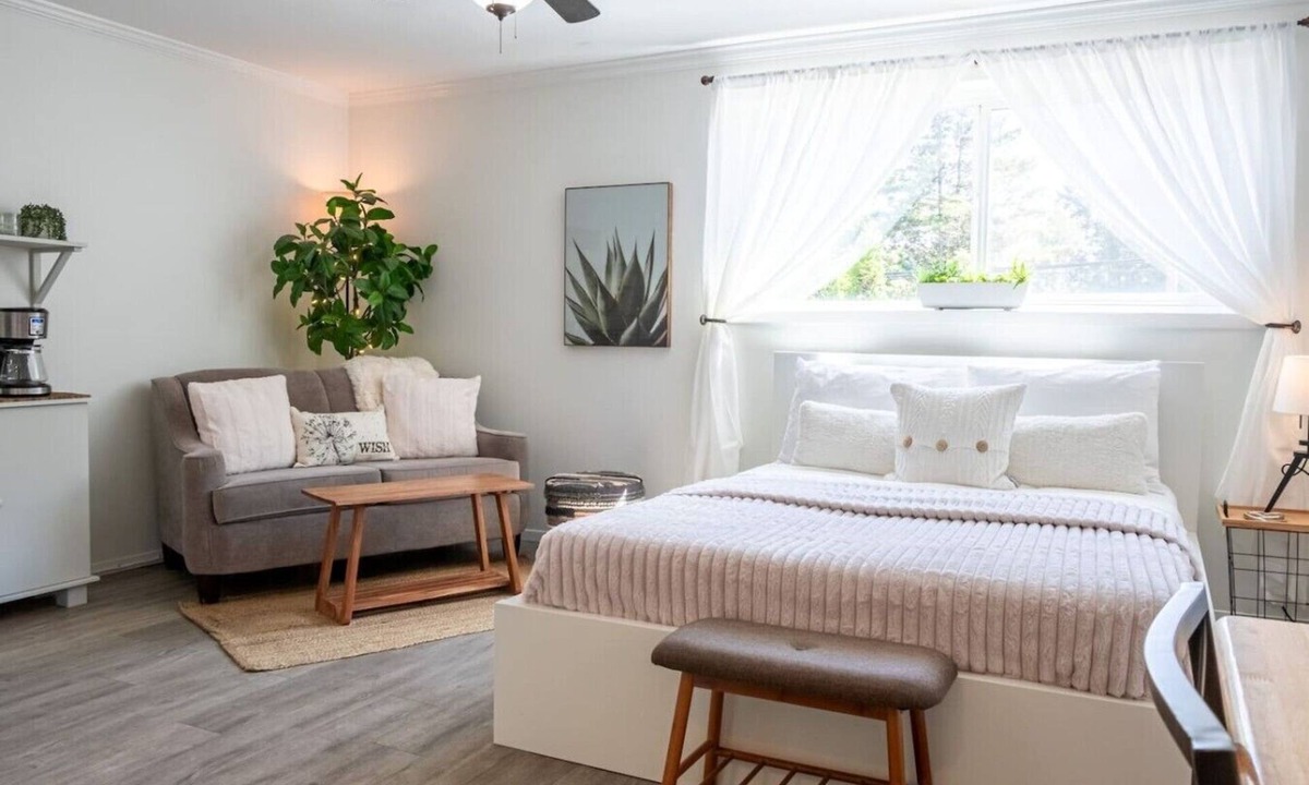 Harrison Hot Springs Apartment | The Fern | Bright Studio Near the Beach