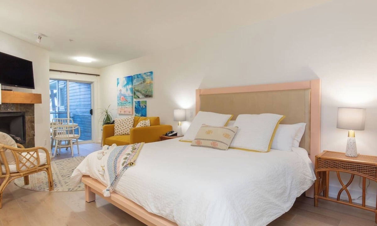 Regional District of Nanaimo Apartment | The Flamingo Oceanfront Condo B