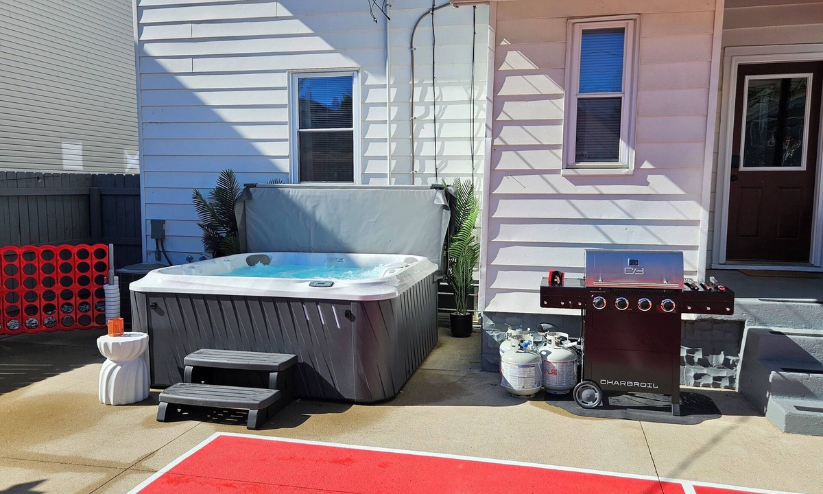 Weinland Park House | The Funky Fun Haus - Pickleball, Hot Tub, Arcade