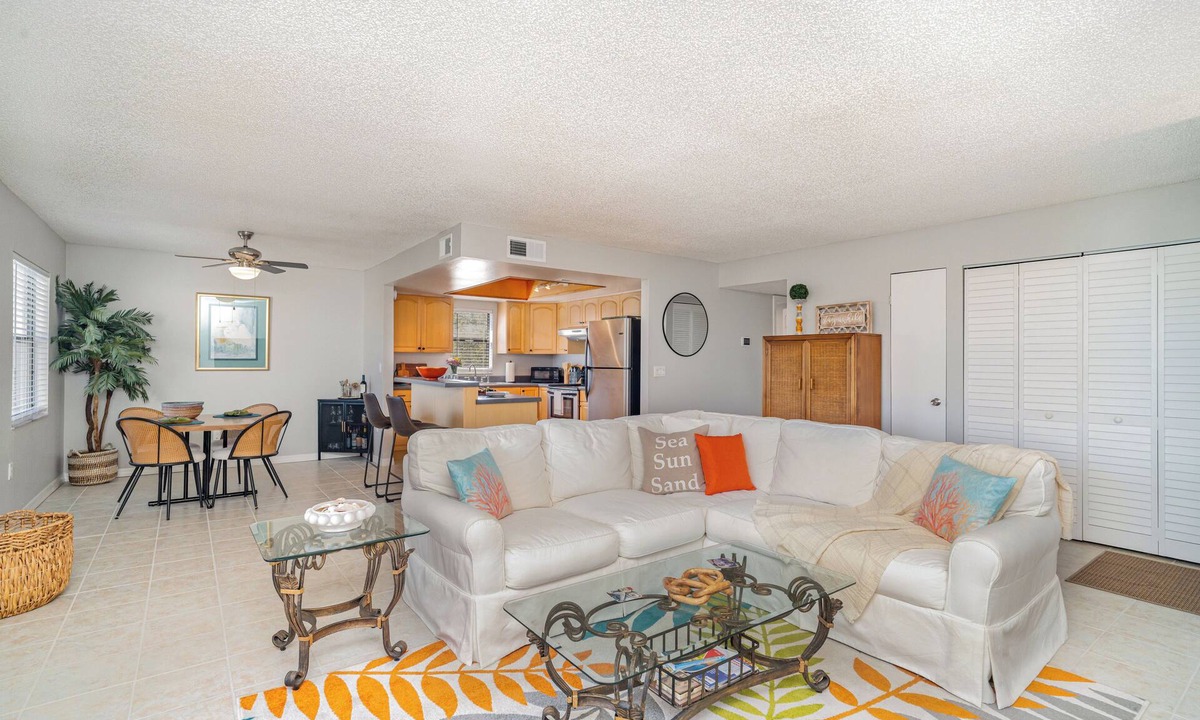North Sarasota Condo | THE GULF NEST A Spacious, Peaceful, 2Bed 2Bath Condo by Sarasota's Best Spots