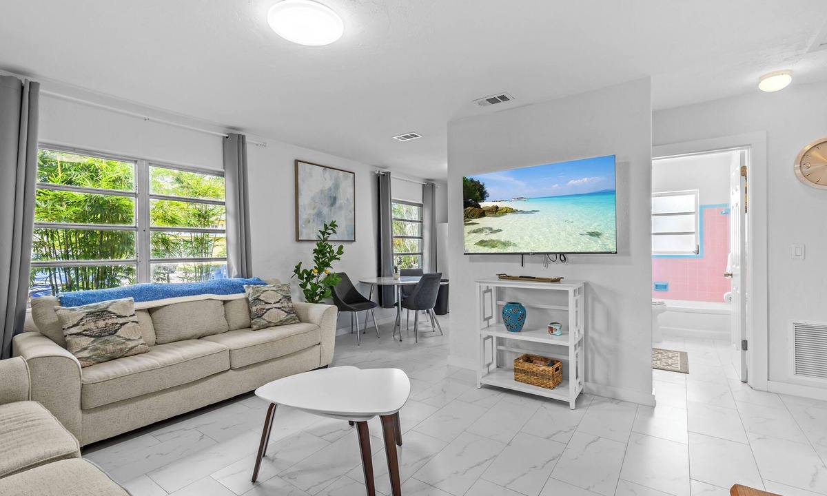 Bay Esplanade Cottage | The Lazy Lemon Cottage Steps From the Beach, Frenchys and Palm Pavilion.