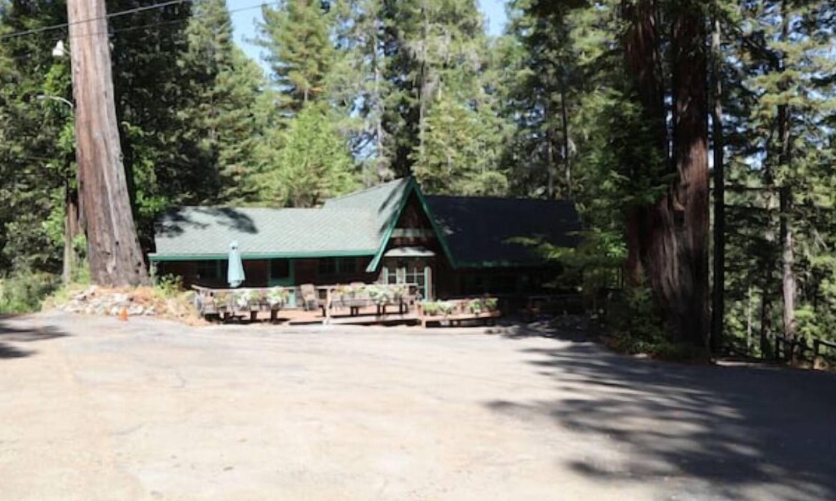 Garberville House | "The Lodge" River Access 2 Kitchens Dines 18 ppl