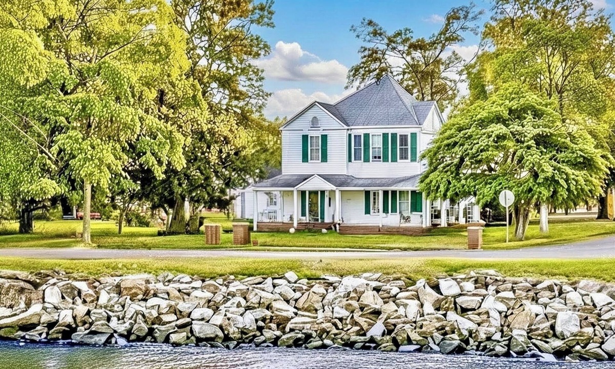 Colonial Beach House | The Pearl - Waterfront Retreat 4BR 7 Bed Family/Friends/Pets