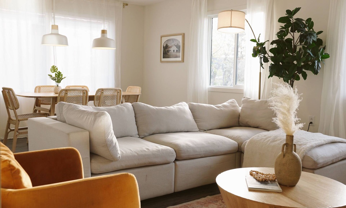 Fort St. John House | The Soleil House Modern 3 Bedroom House + King Size Bed