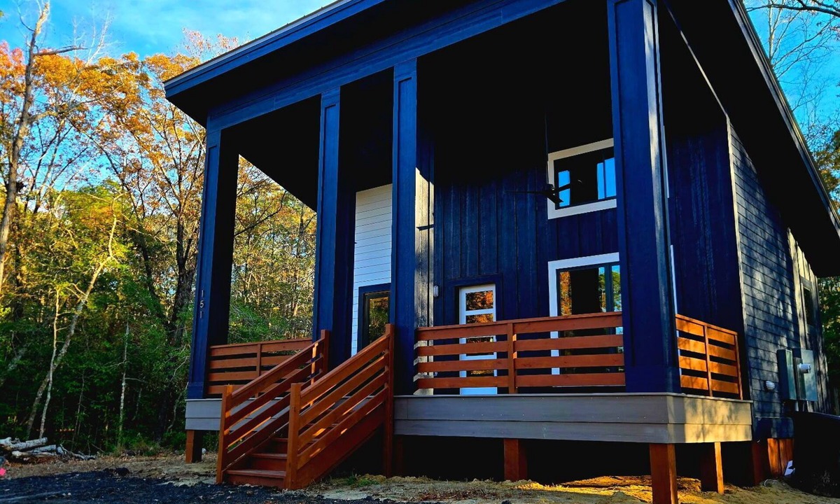 Jarvisburg House | Tiny House. King bed. Queen bed. Quaint Neighborhood Beach!