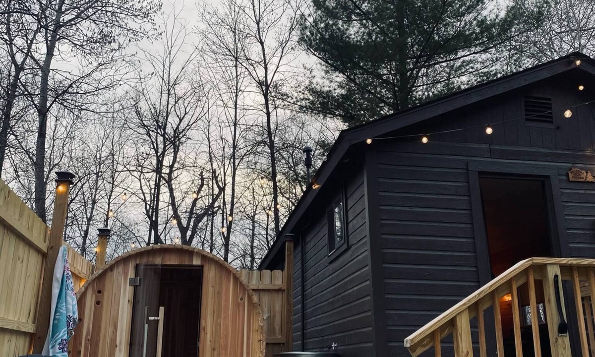 Cushing Cabin | “Tiny Timber” Scandi cabin W/Sauna, plunge tub!