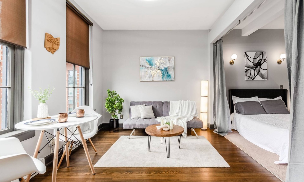 Victorian Village Condo | Top Floor Comfy condo- Heart of Short North