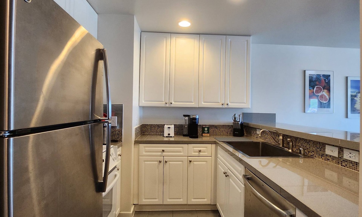 Yesler Terrace Condo | Top Floor View Condo with A/C, Secured Parking and Pet-Friendly