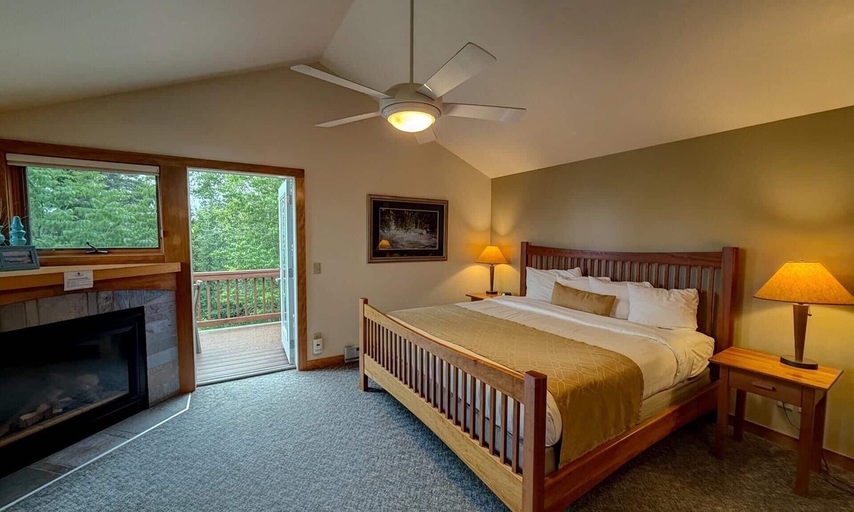 Lutsen Condo | Tranquil Hillside Upper 1BR Guestroom in Lutsen