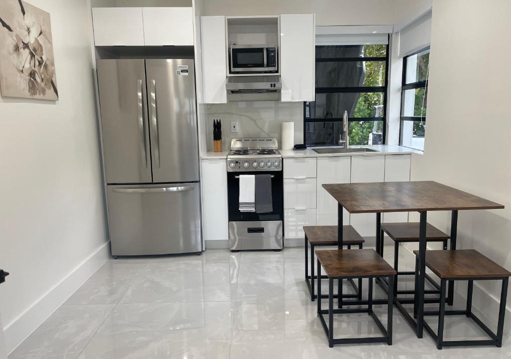 Flamingo Parks Apartment | Transit-Friendly Flamingo Park Hideaway