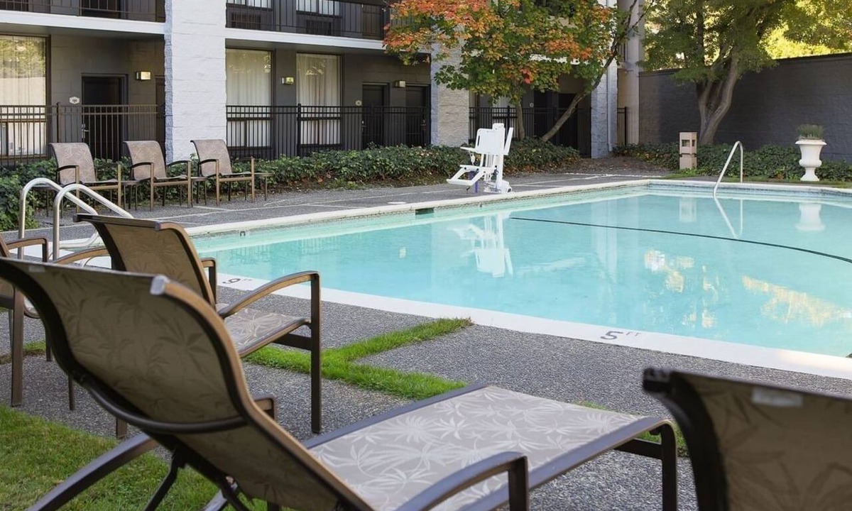 Wilburton Hotel | Travel Destination! Parking and Seasonal Pool, Near Bellevue Downtown Park