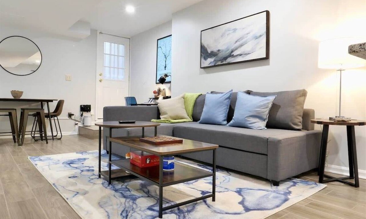 Bloomingdale Apartment | Trendy Apt in Bloomingdale - Parking