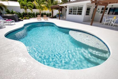 South Sarasota House | Tropical Oasis Heated Pool Hot Tub Near Siesta Key