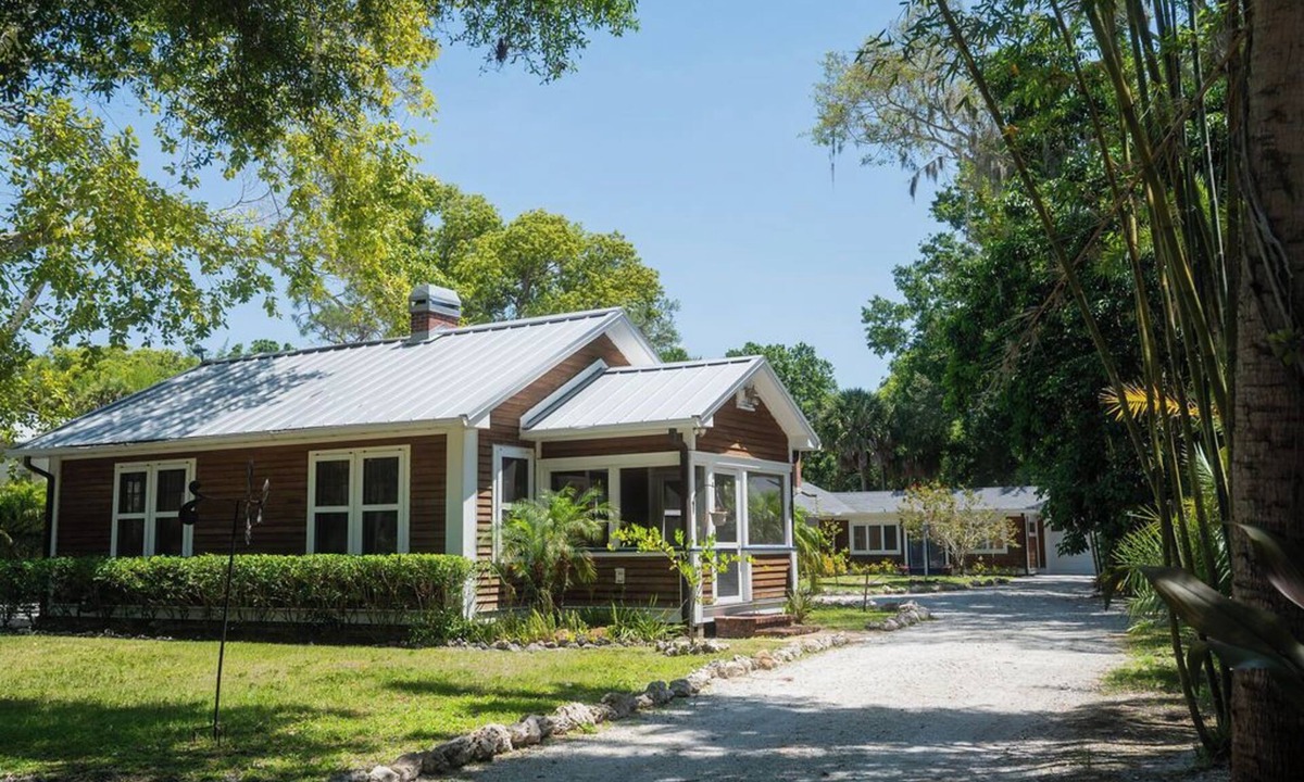 Indian Beach Sapphire Shores House | Tropical Sarasota Retreat - 2 Historic Bay Homes - 4 BR Total
