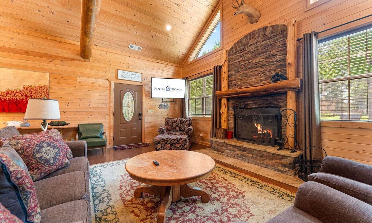 Ridgedale Cabin | True Log Cabin near Thunder Ridge Nature Arena-Private Hot Tub-Billiards-Free Attraction Tickets