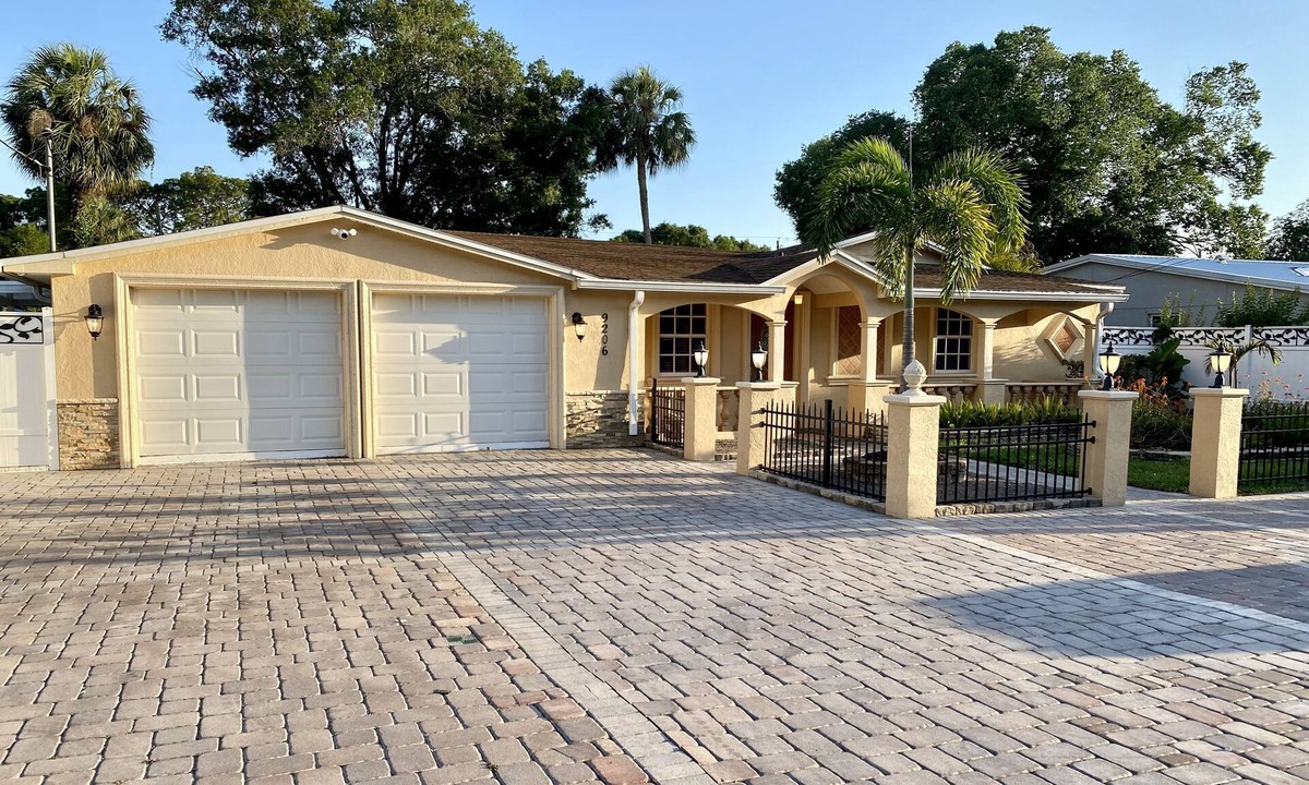 Town 'n' Country Villa | Tuscany Villa Backyard Oasis in the Heart of Tampa