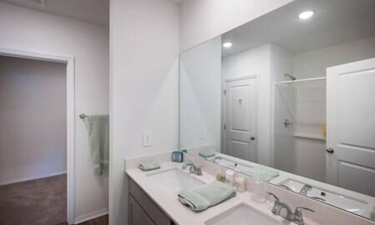 Newtown House | Twin Lido Beach Homes, Hot Tub + Outdoor Showers