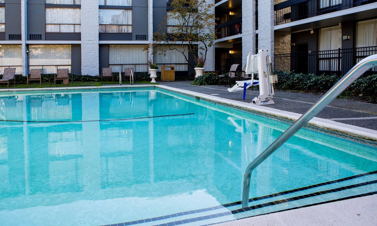 Wilburton Hotel | Ultimate Bellevue Experience! 2 Double Beds Rooms, Outdoor Seasonal Pool
