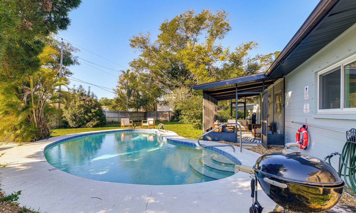 South Bradenton House | 'Uncle Louie's' Gulf Coast Gem w/Outdoor Oasis