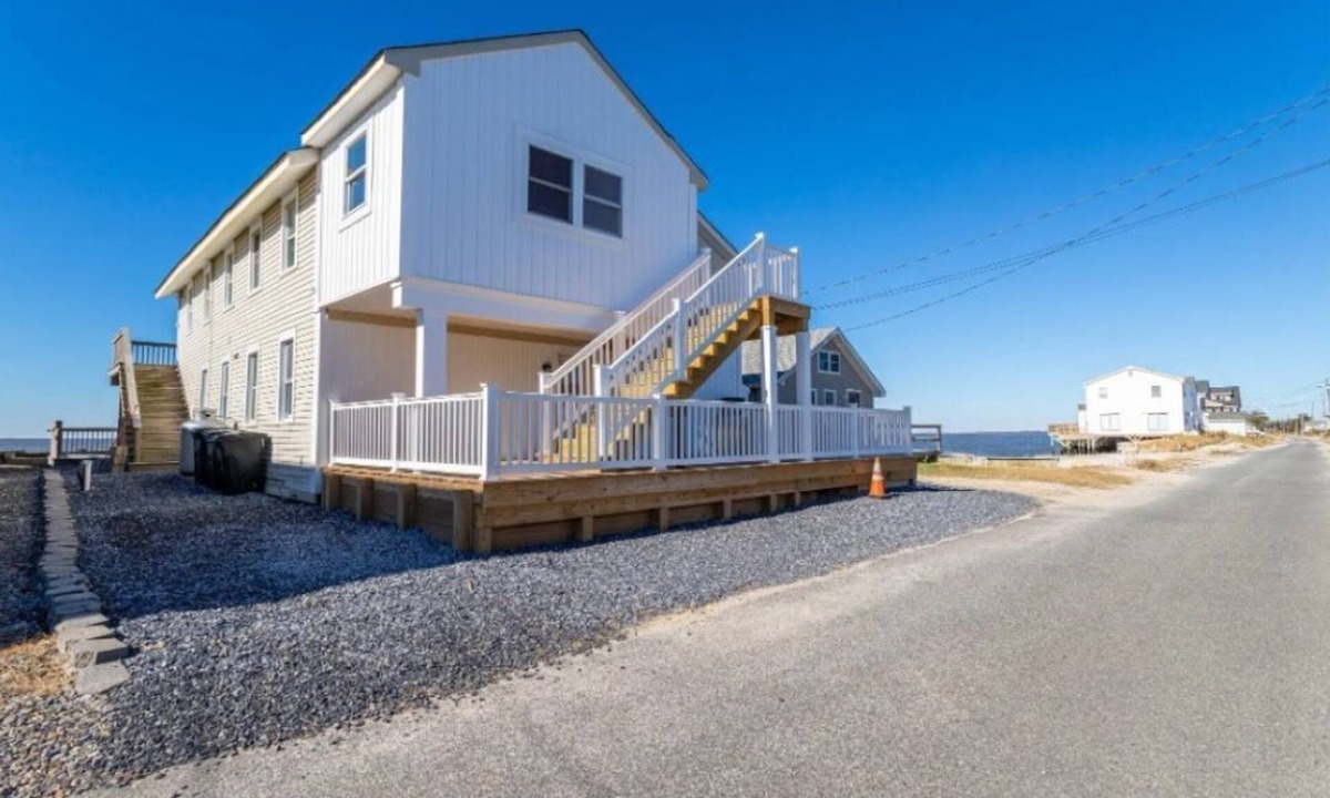 Goshen House | Unobstructed Bay Views, Sleeps 9, Steps to Beach – Top-Floor Sunset Deck
