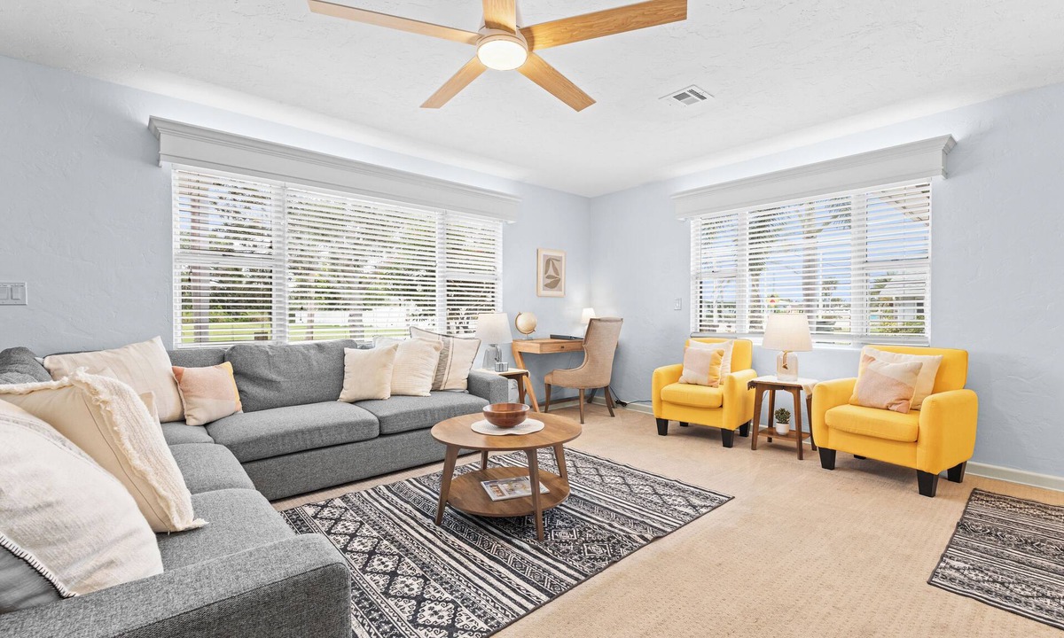 Laurel House | Updated Beach House. Walk to Beach, Shop, Waterfront Dining 2 Bed 1 Bath